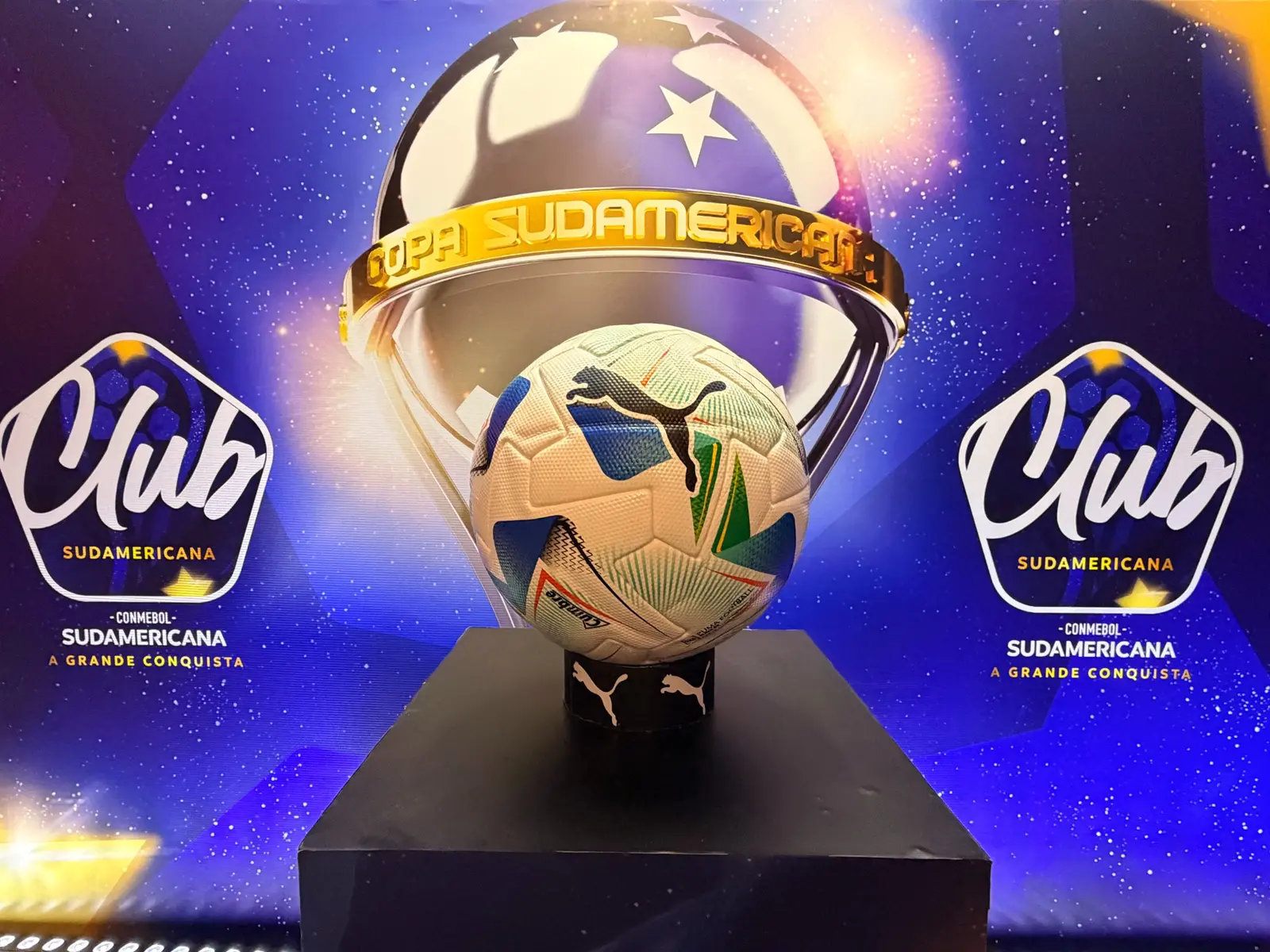 Bola do jogo na entrada da área da CONMEBOL.