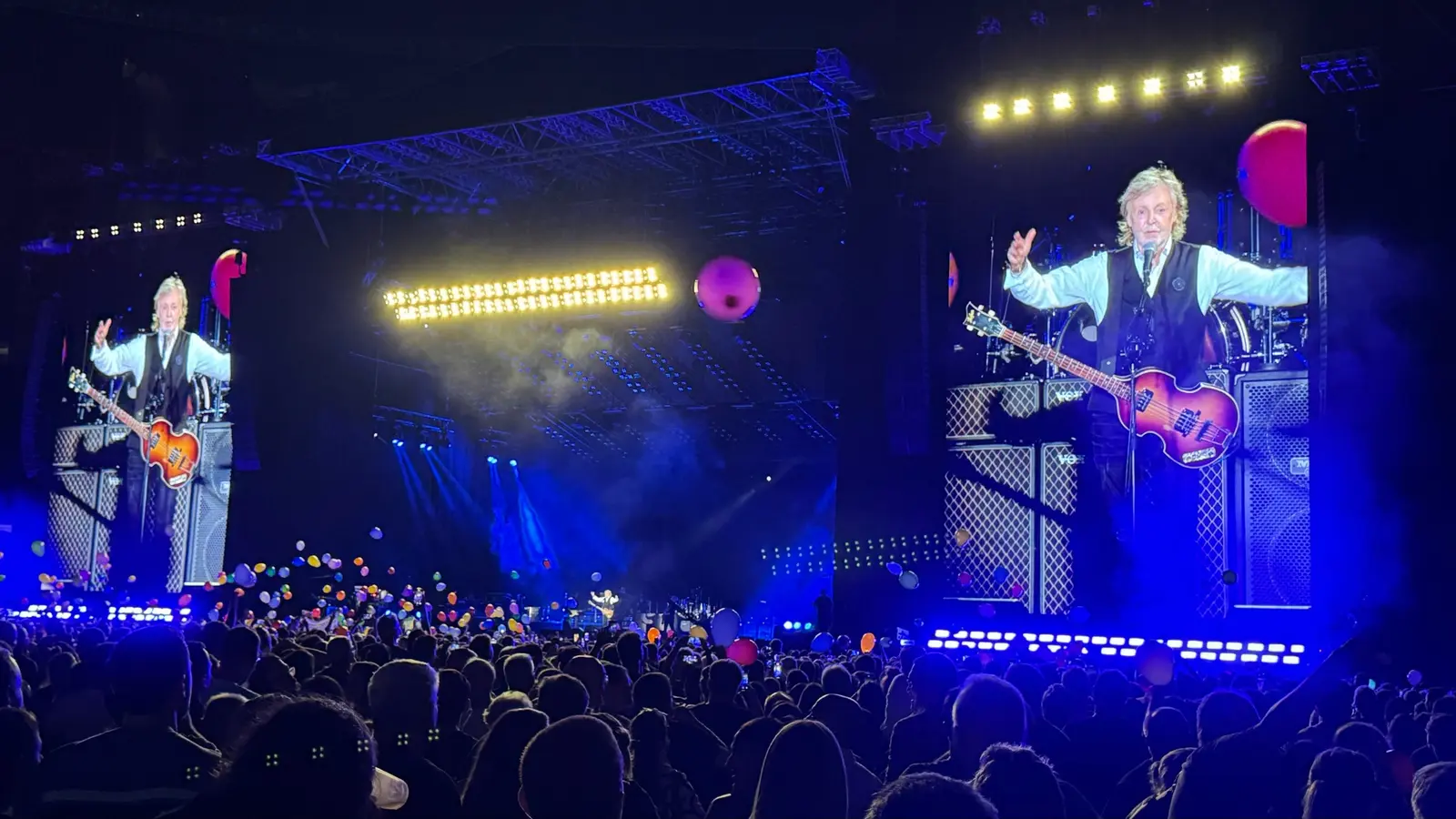 Palco e público durante o show de Paul McCartney.