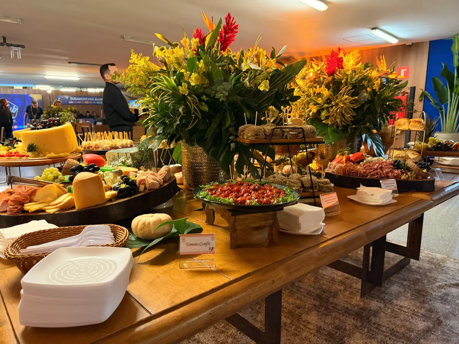Buffet de catering preparado para um evento da CONMEBOL.