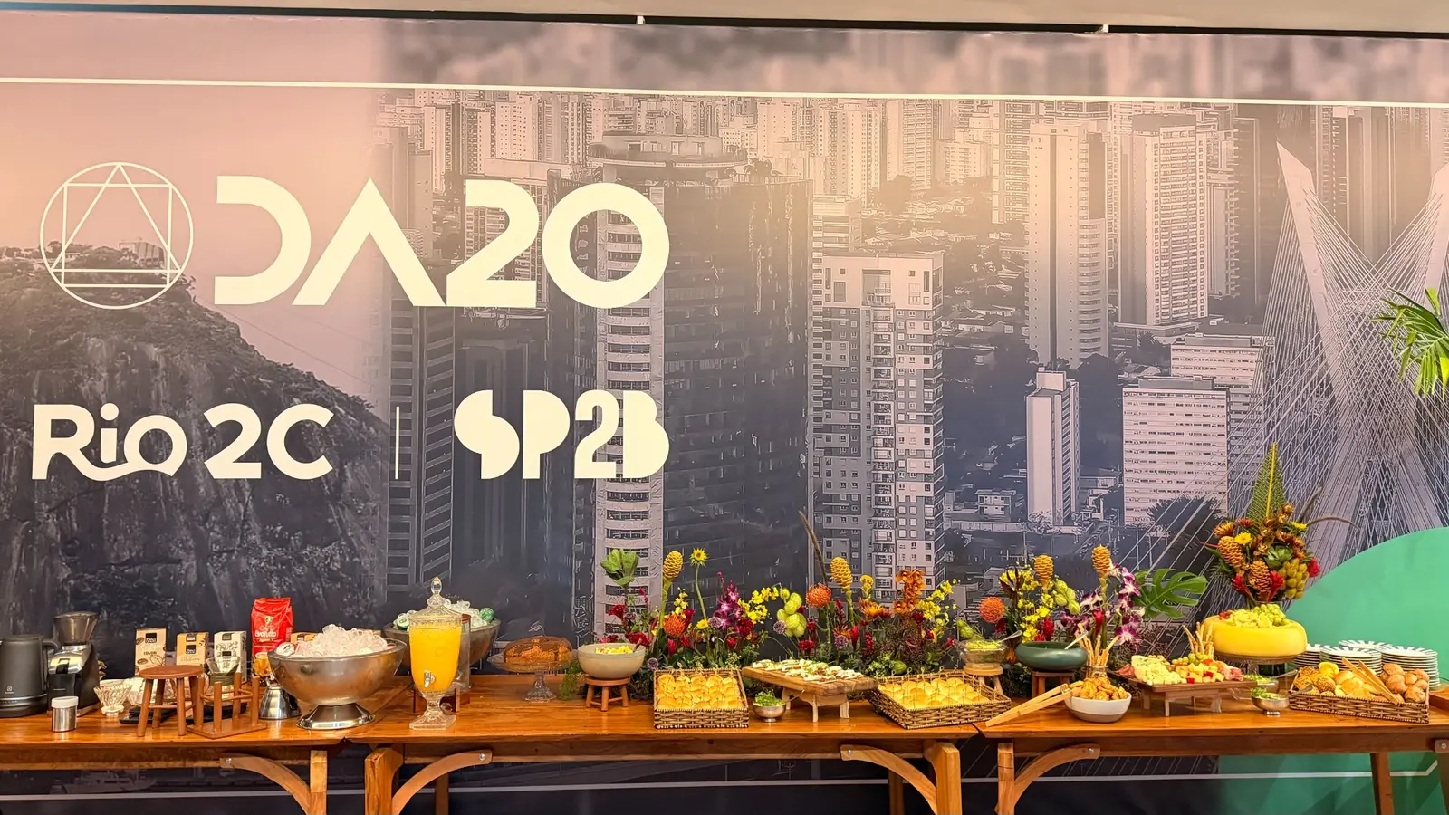 Catering operado pela Valeu no Rio2C, com buffet montado diante da identidade visual do evento.