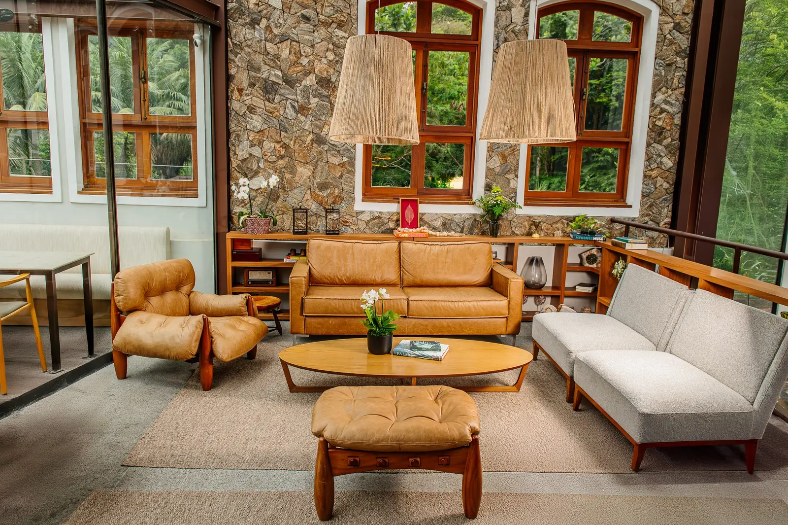 Ambiente do P’Alma na Casa Horto, com mobiliário e vista para a área verde.