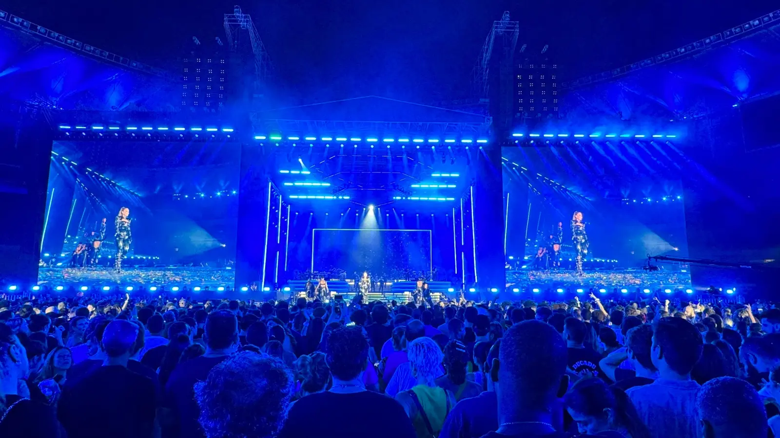 Palco e público durante o show de Ivete Sangalo.