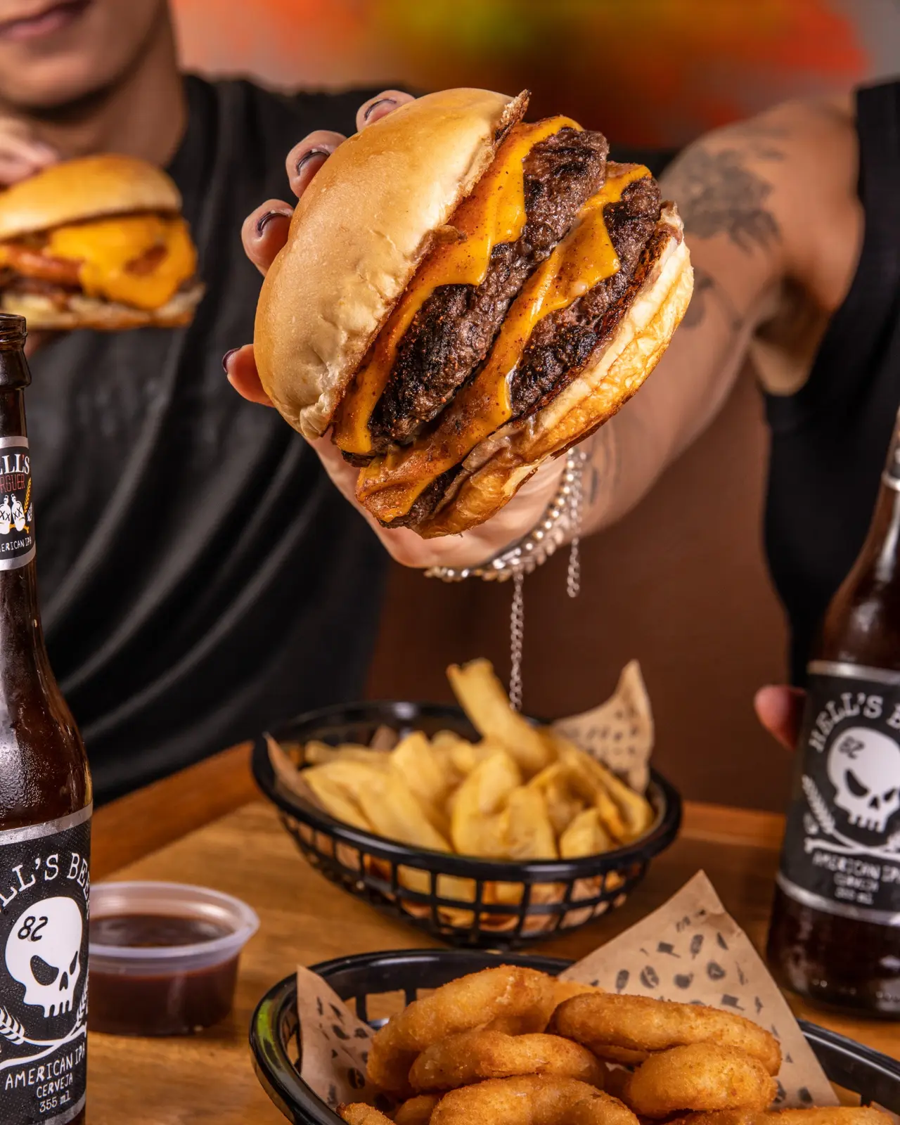 Hambúrguer da Hell's Burguer servido com batatas e onion rings