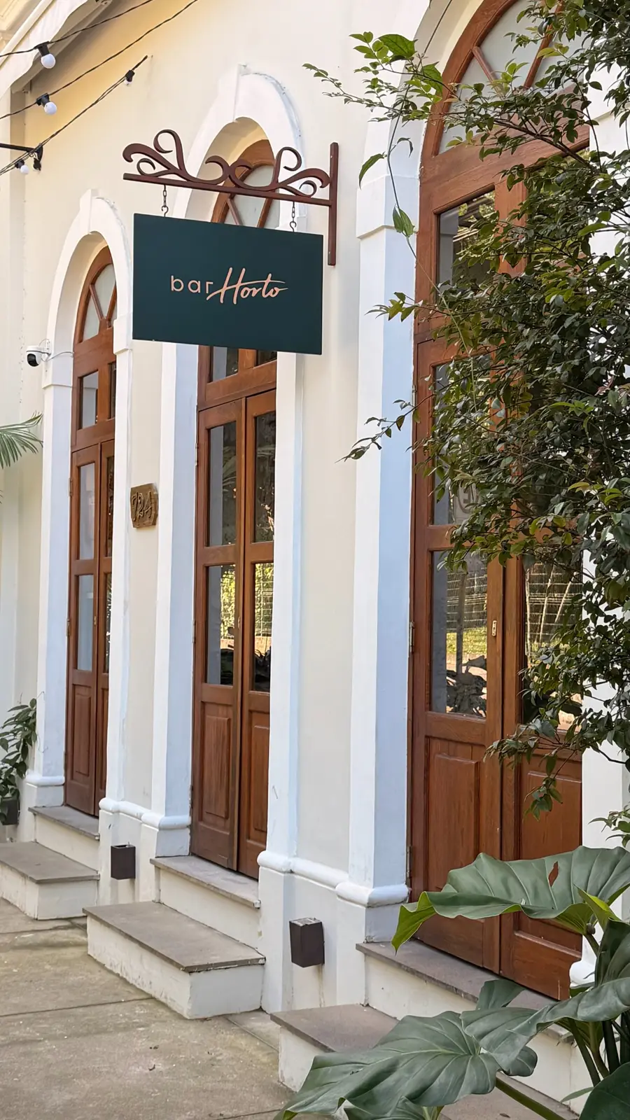 Fachada do Bar Horto com a placa da marca.